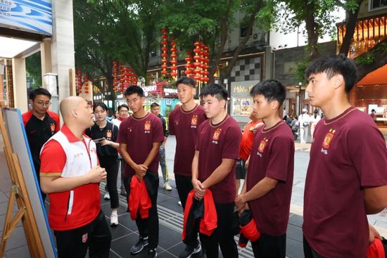 特别出演栢天男眼神狠厉，饰演一位从小患有自闭症的孤儿，身份多重、背景成谜